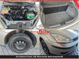 FORD - FOCUS - 2008/2009 - Bege - R$ 31.900,00
