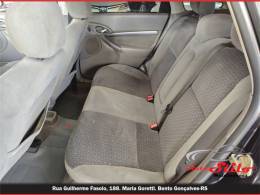 FORD - FOCUS - 2002/2002 - Preta - R$ 17.900,00