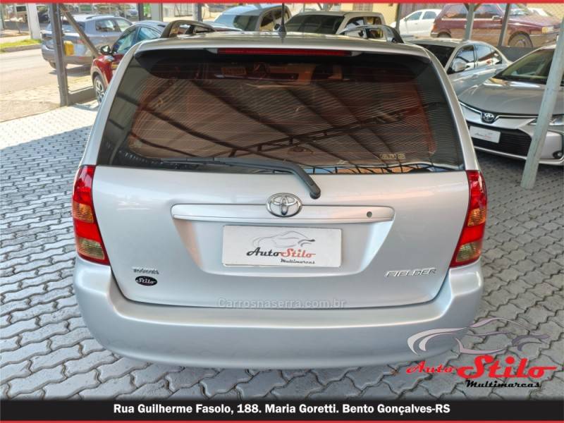 TOYOTA - FIELDER - 2005/2006 - Prata - R$ 42.900,00