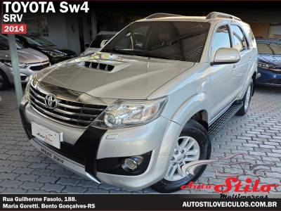 TOYOTA - HILUX SW4 - 2013/2014 - Prata - R$ 154.900,00