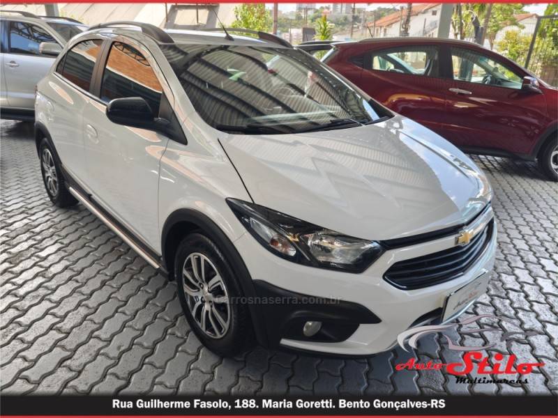 CHEVROLET - ONIX - 2017/2018 - Branca - R$ 69.900,00