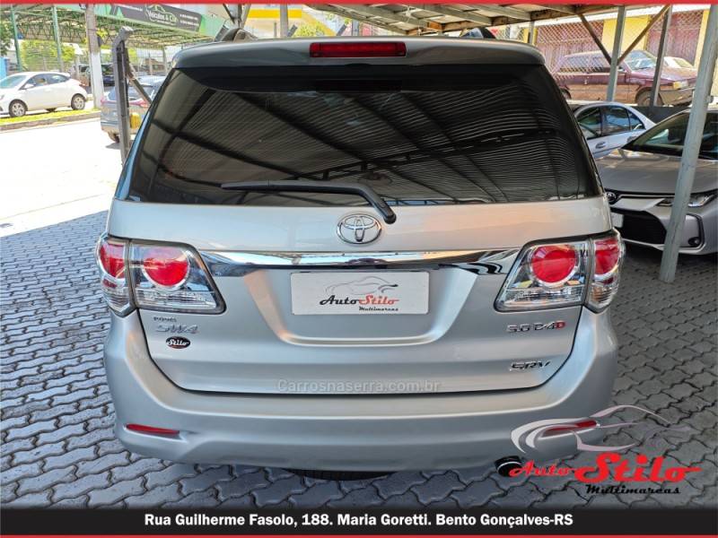 TOYOTA - HILUX SW4 - 2013/2014 - Prata - R$ 157.900,00