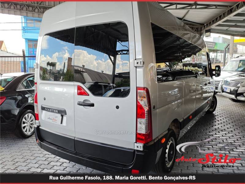 RENAULT - MASTER - 2013/2014 - Prata - R$ 143.900,00