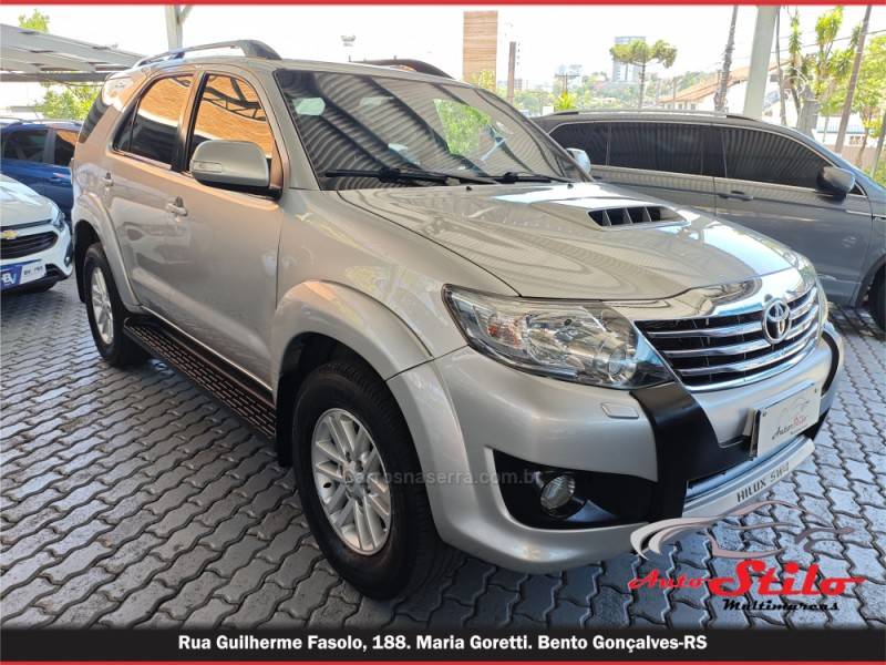 TOYOTA - HILUX SW4 - 2013/2014 - Prata - R$ 157.900,00