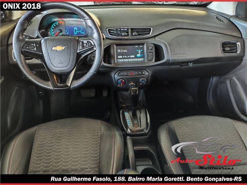 CHEVROLET - ONIX - 2017/2018 - Branca - R$ 68.900,00