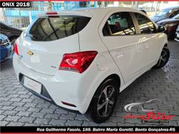 CHEVROLET - ONIX - 2017/2018 - Branca - R$ 68.900,00
