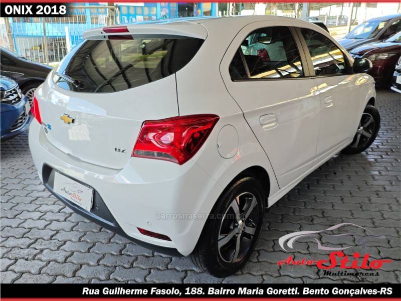 CHEVROLET - ONIX - 2017/2018 - Branca - R$ 68.900,00
