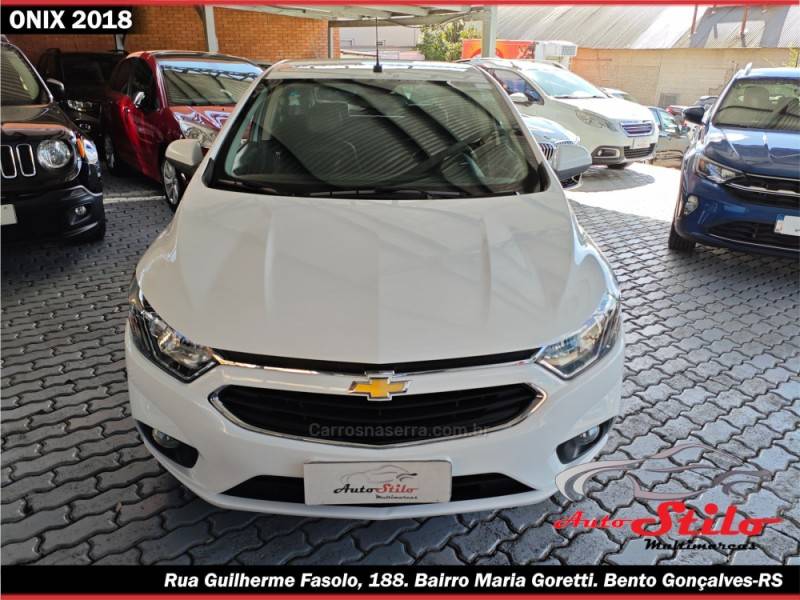 CHEVROLET - ONIX - 2017/2018 - Branca - R$ 68.900,00