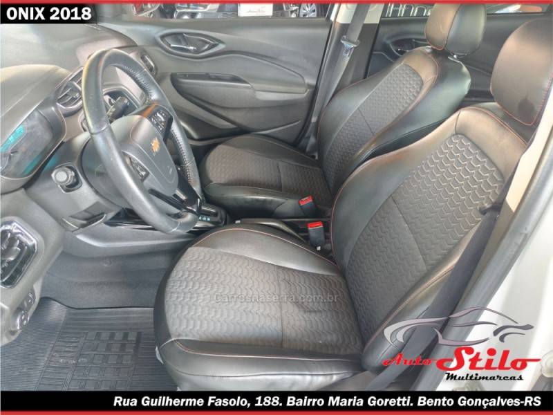 CHEVROLET - ONIX - 2017/2018 - Branca - R$ 68.900,00