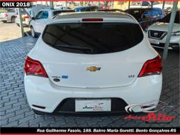 CHEVROLET - ONIX - 2017/2018 - Branca - R$ 68.900,00